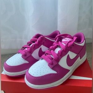 Never worn, girls Nike low dunks (Fuchsia pink) size 10'5